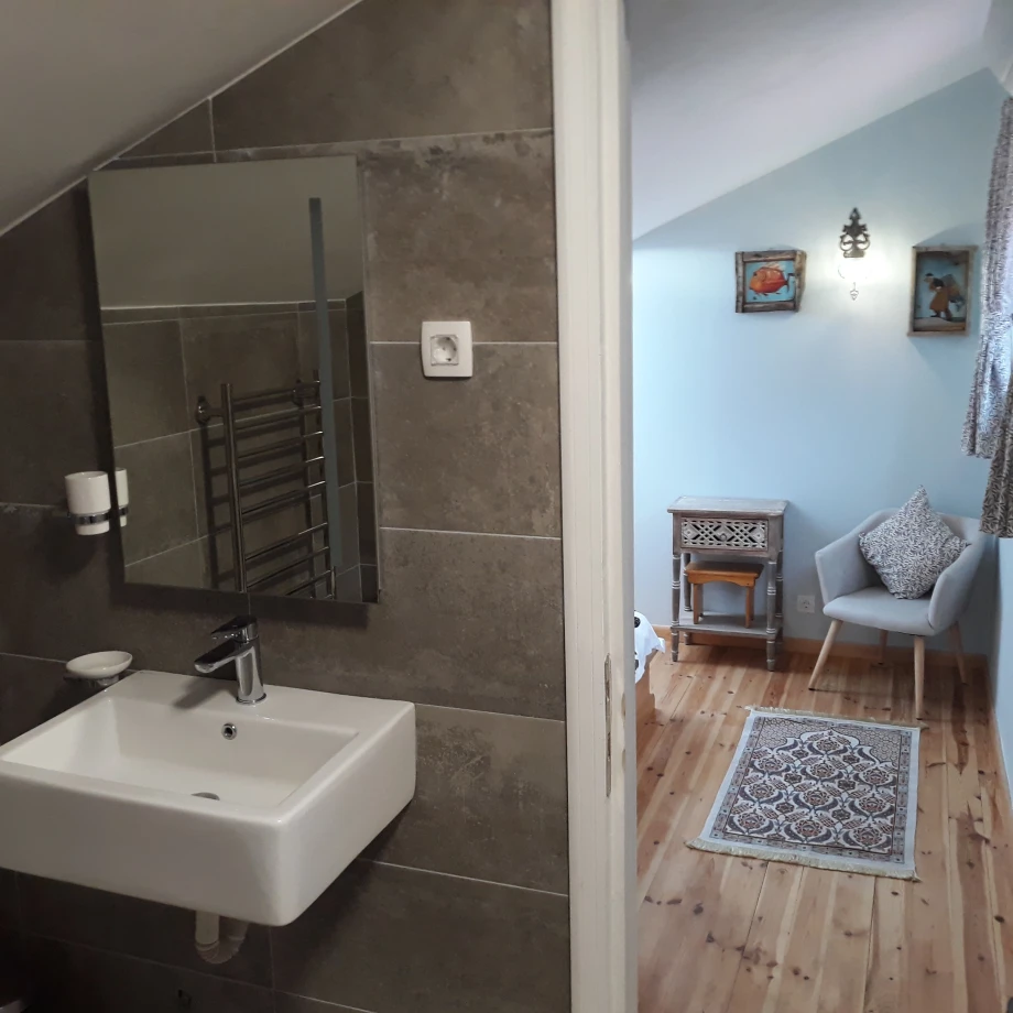 Villa Ventura En-Suite Bathroom with Modern Fixtures & Sea-View Ambience