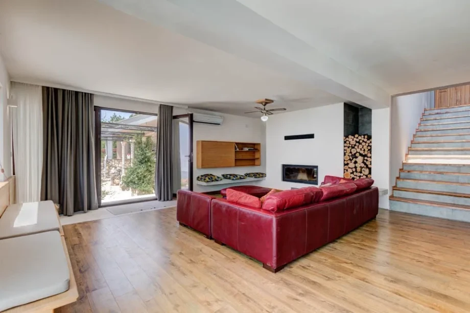 Villa Ventura Spacious Living Room with Contemporary Design