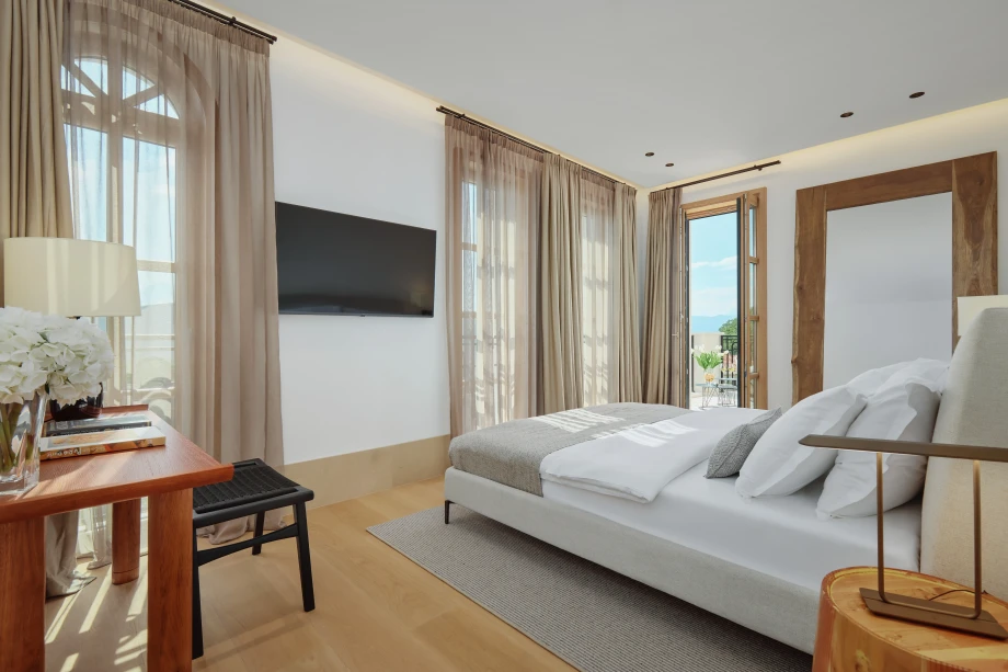 Villa Gran Palacio Spacious Bedroom with Wall-Mounted TV and Accent Lighting