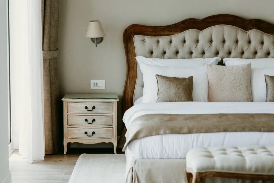 King-size bed in Villa Cliffside Royal Estate bedroom