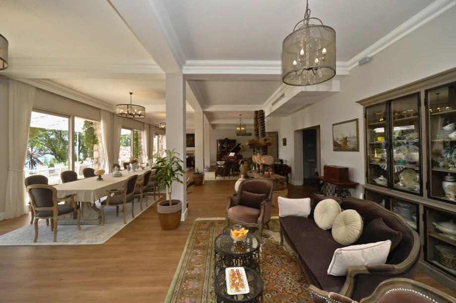 Elegant dining area at Villa Cliffside Royal Estate