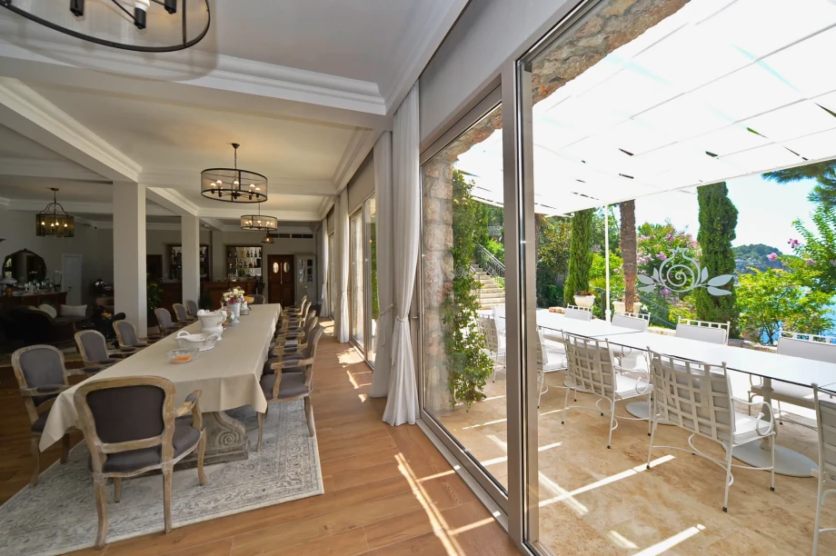 Dining area with terrace access at Villa Cliffside Royal Estate