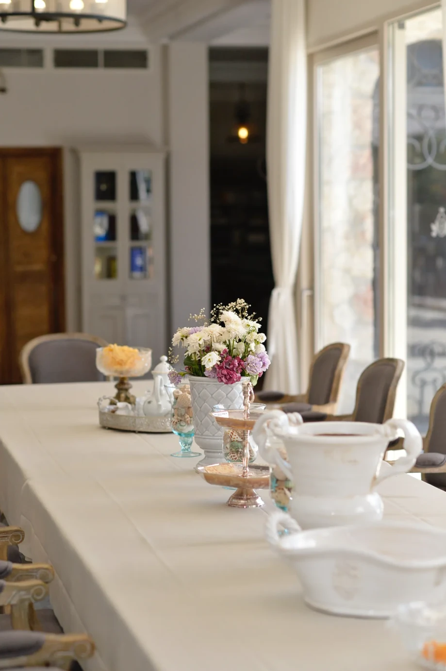 Elegant table setting at Villa Cliffside Royal Estate