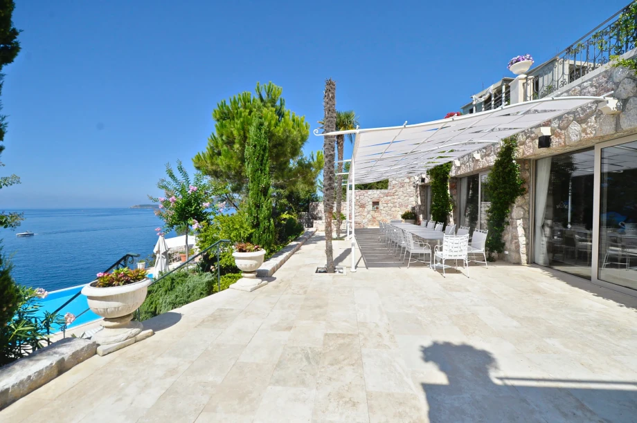 Front terrace at Villa Cliffside Royal Estate with open sea outlook