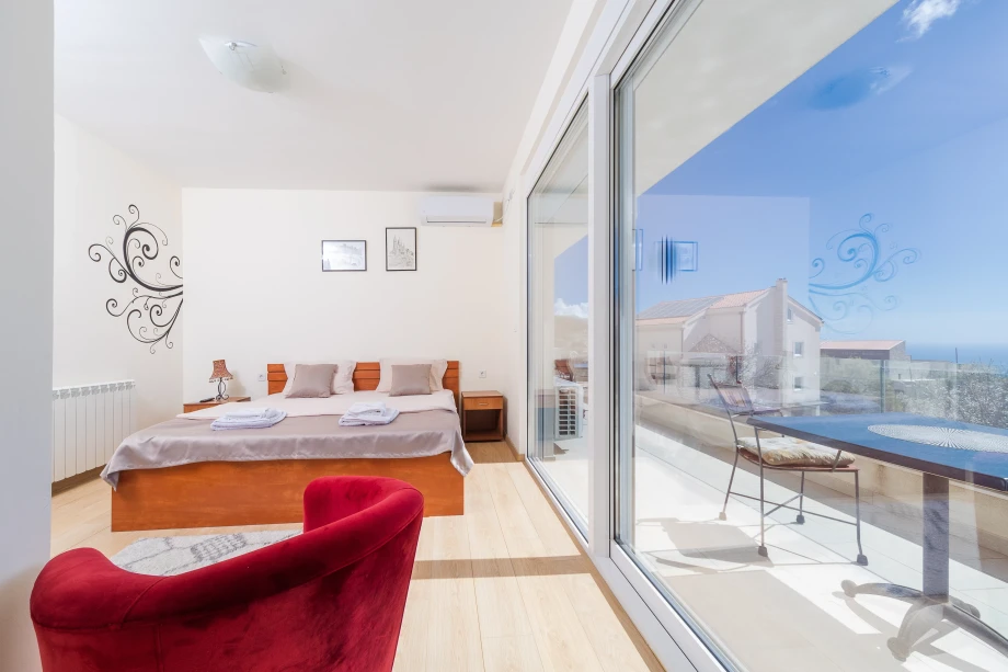 Moonstruck Villa with Pool