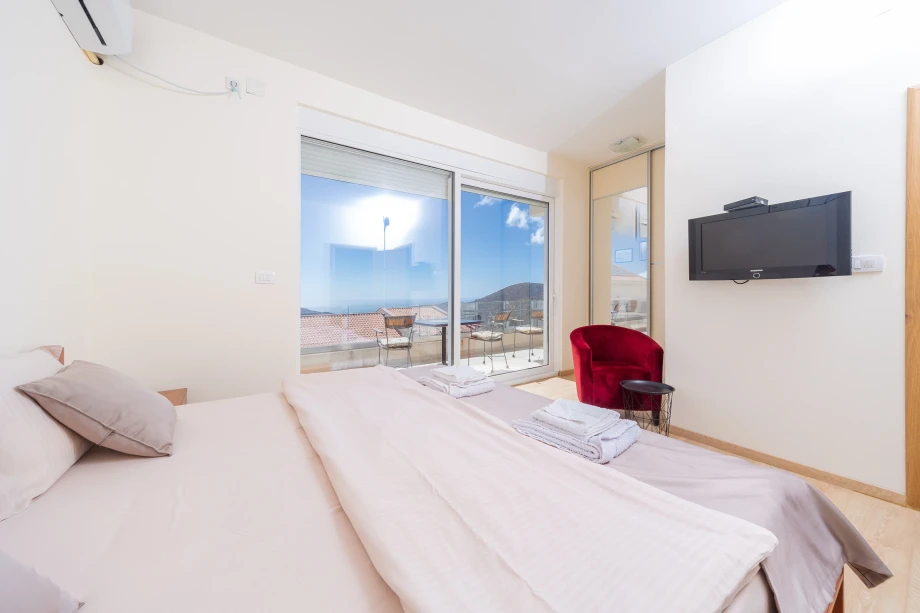 Moonstruck Villa with Pool