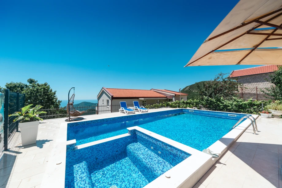 Moonstruck Villa with Pool