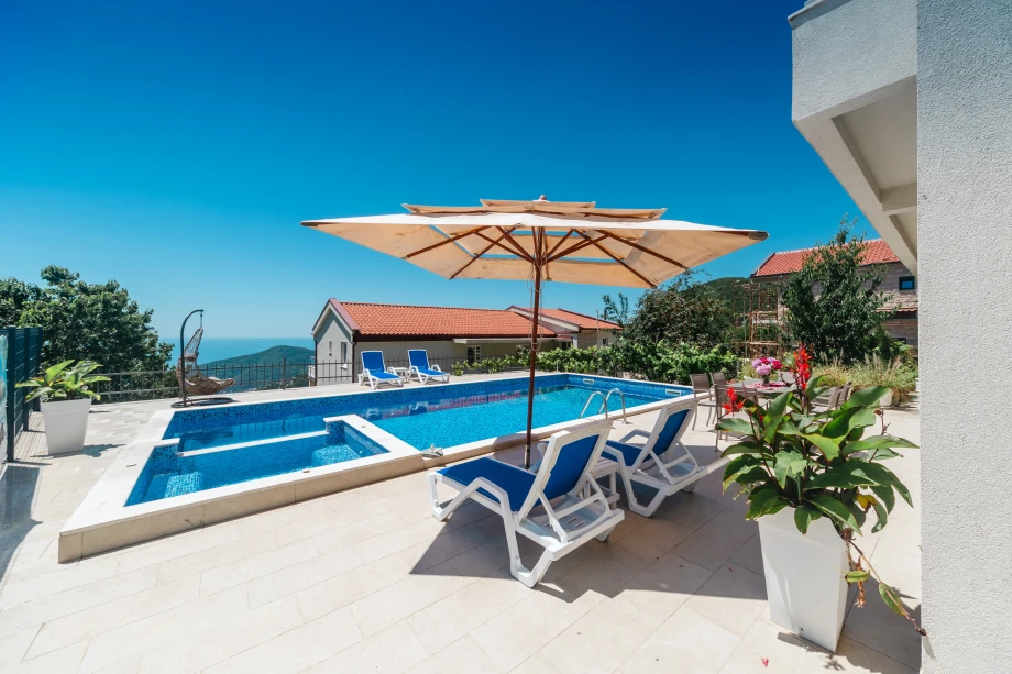 Moonstruck Villa with Pool