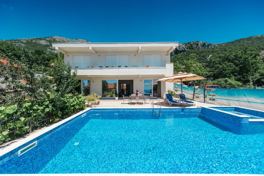 Moonstruck Villa with Pool