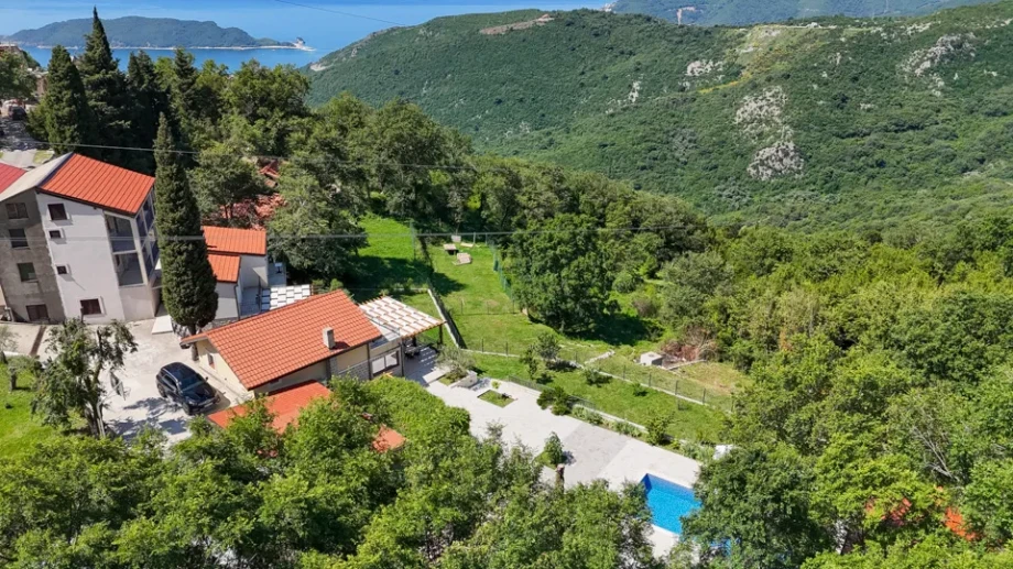 Panoramic Exterior View of Villa Gardenia 1 with Pool and Natural Surroundings