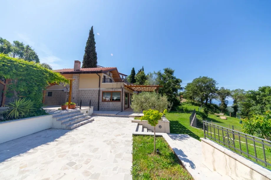Garden View of Villa Gardenia 1 with Lush Greenery and Outdoor Space