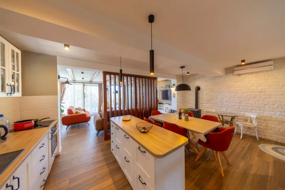 Dining Set with Fully Equipped Kitchen at Villa Gardenia 1