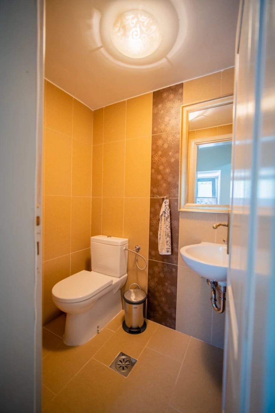 Compact and refined toilet space