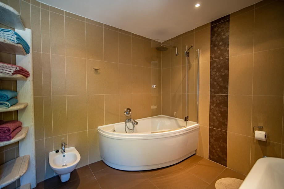 Freestanding Luxury Bathtub with Elegant Bathroom Ambiance