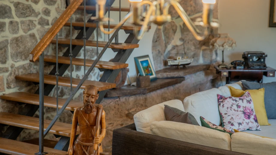 Luxury Living Room Statue with Contemporary Artistic Design