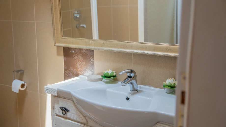 Contemporary Luxury Bathroom with Elegant Interior Finishes