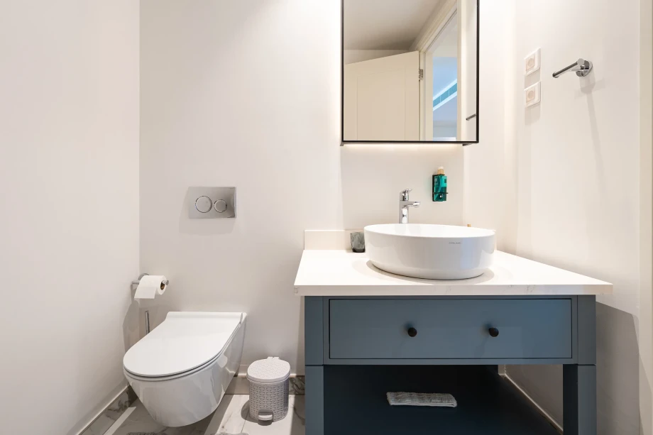 Contemporary Bathroom Design at Coastal Elegance Residence