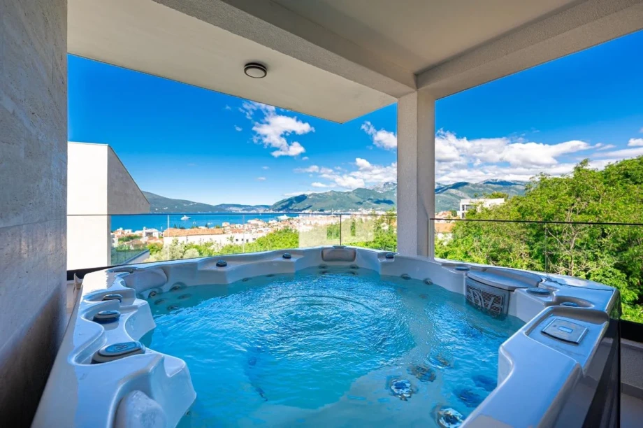 Private Outdoor Jacuzzi