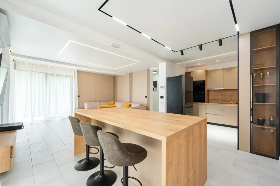 Breakfast Bar Integrated into the Modern Kitchen