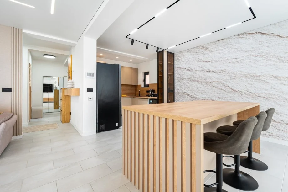 Stylish Kitchen Bar for Casual Dining and Drinks