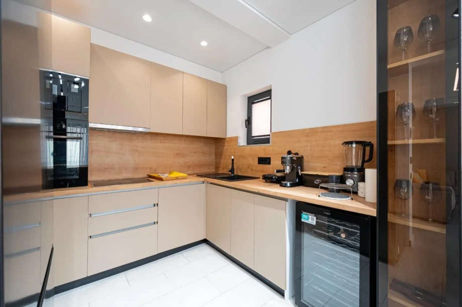 Stylish Culinary Space with Modern Finishes