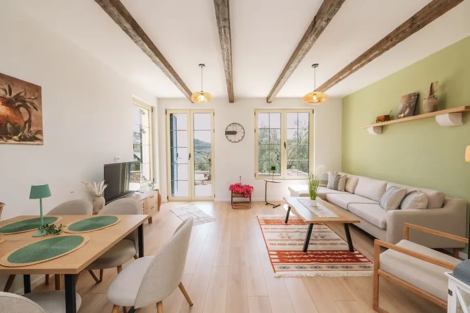 Living Room with Smart TV at Villa Rametto