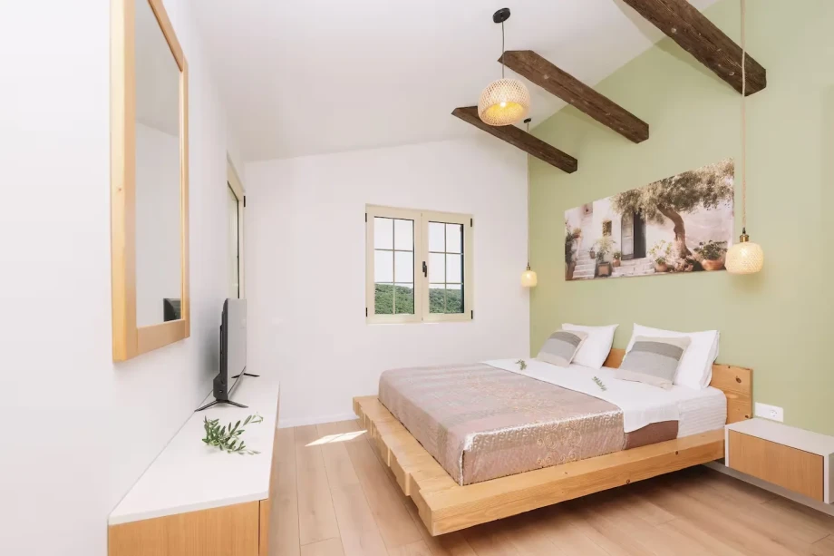 Double Bedroom with TV at Villa Rametto