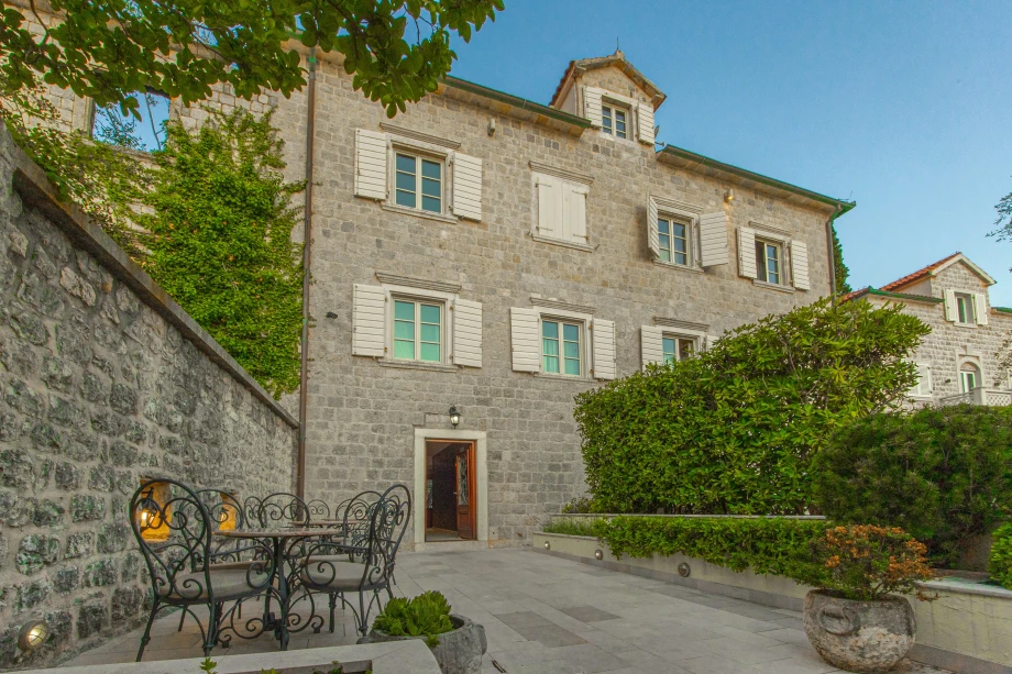 Front Courtyard View | Stone House Seafront Villa